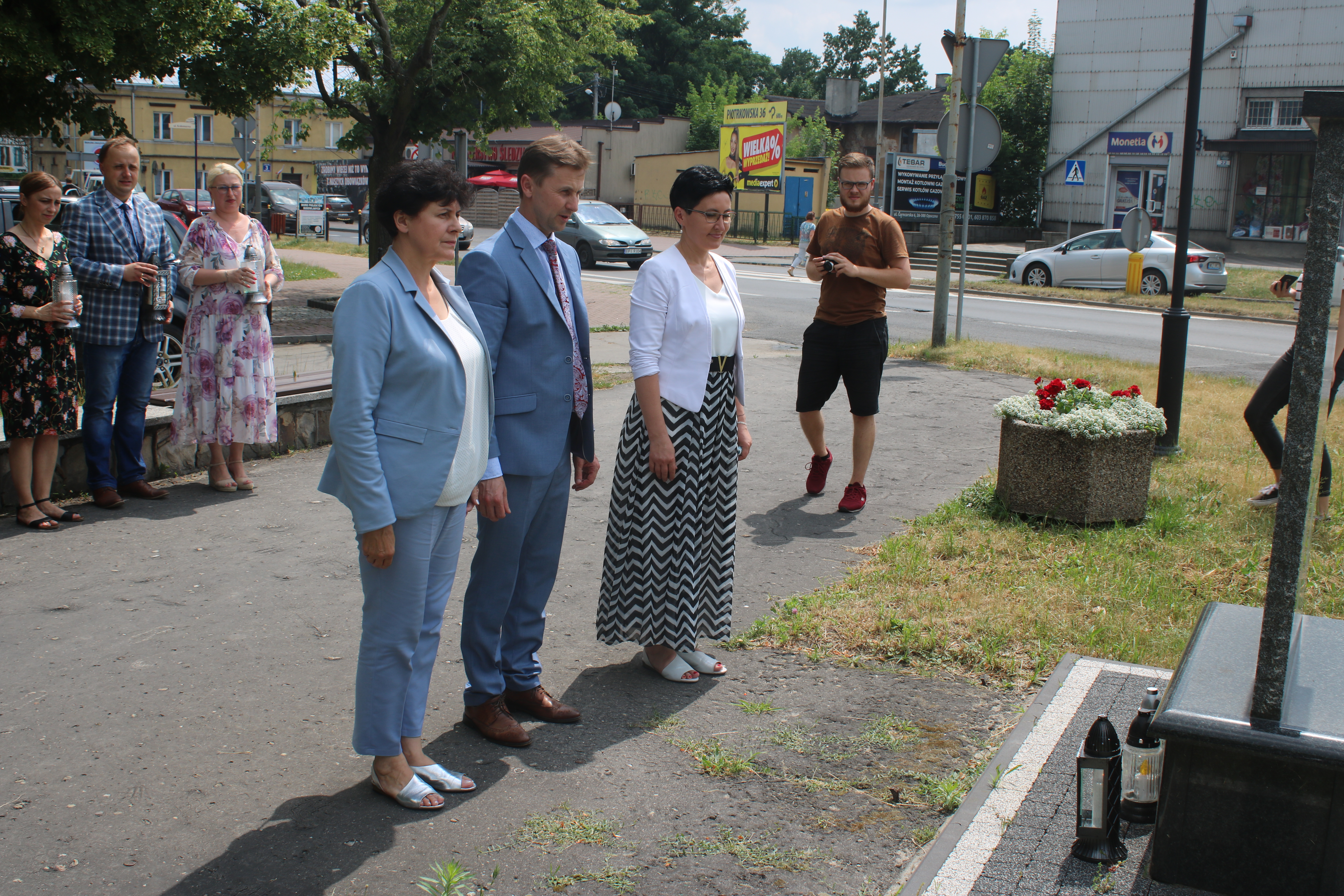 złożenie kwiatów pod pomnikiem śp. ks. Jana Wojtana